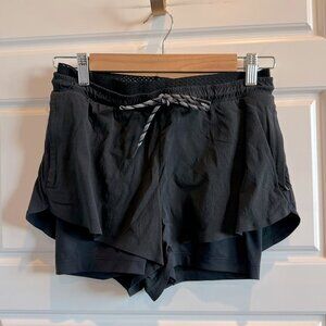 Athleta Trekkie Crest 2 in 1 Shortie Shorts Size 2 Black